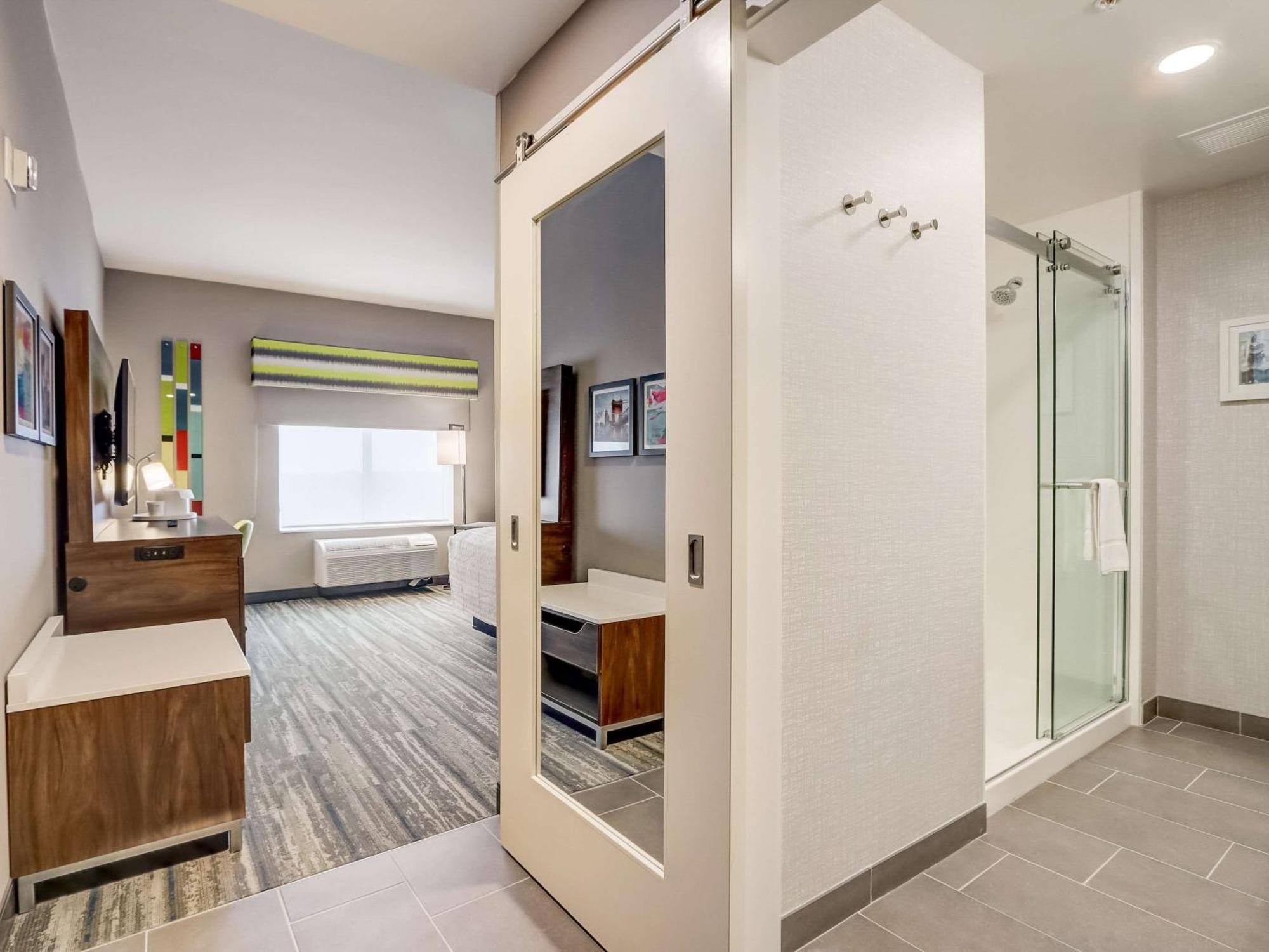 Hampton Inn & Suites Cincinnati Midtown Rookwood Exterior photo