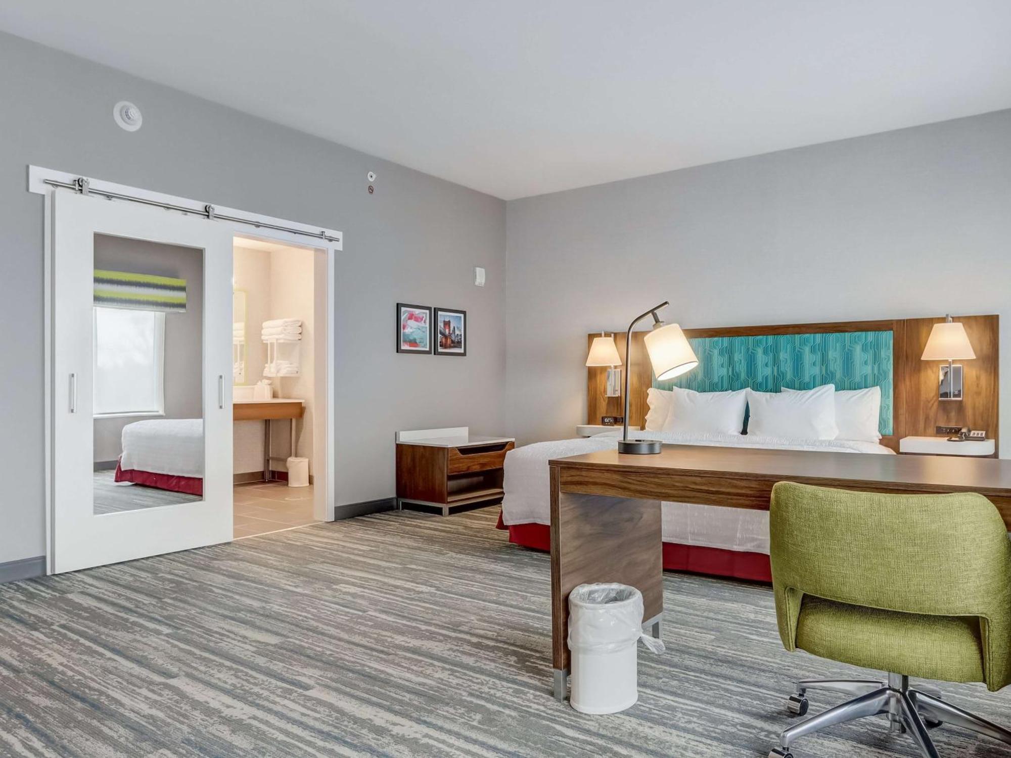 Hampton Inn & Suites Cincinnati Midtown Rookwood Exterior photo