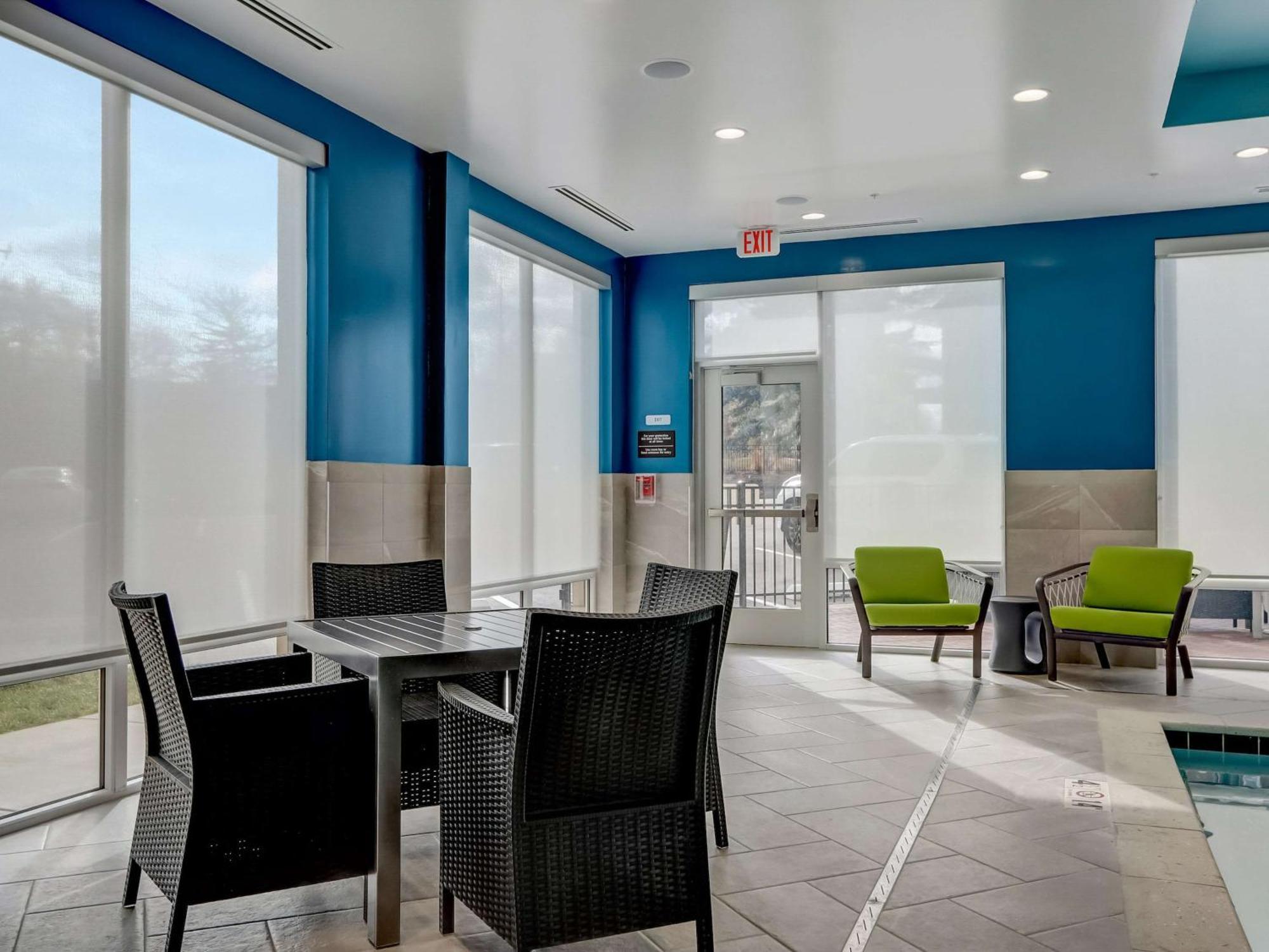 Hampton Inn & Suites Cincinnati Midtown Rookwood Exterior photo