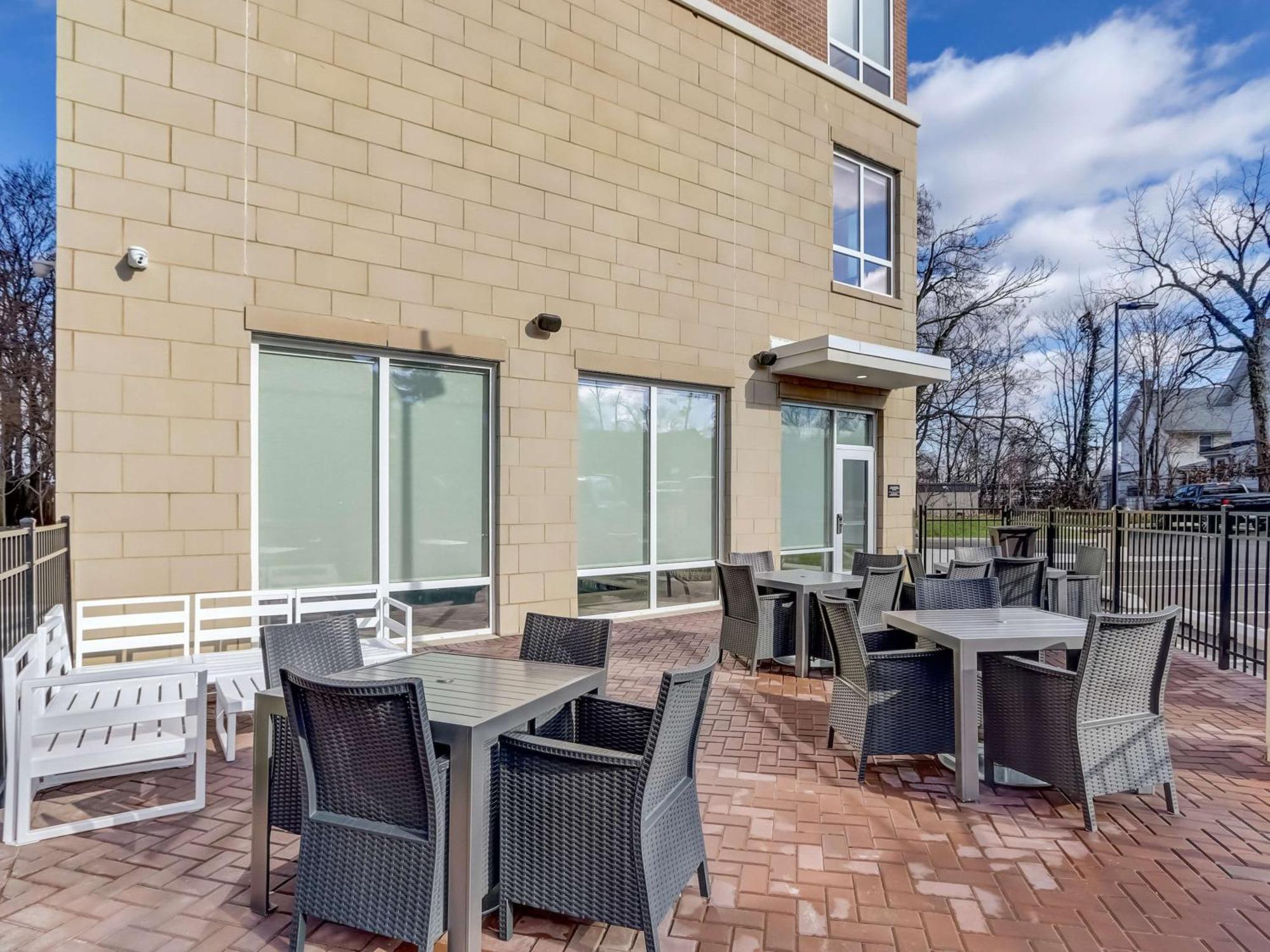 Hampton Inn & Suites Cincinnati Midtown Rookwood Exterior photo